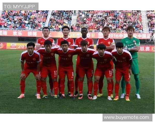 重庆足球队在邀请赛中以94分高居积分榜首位展现强劲实力