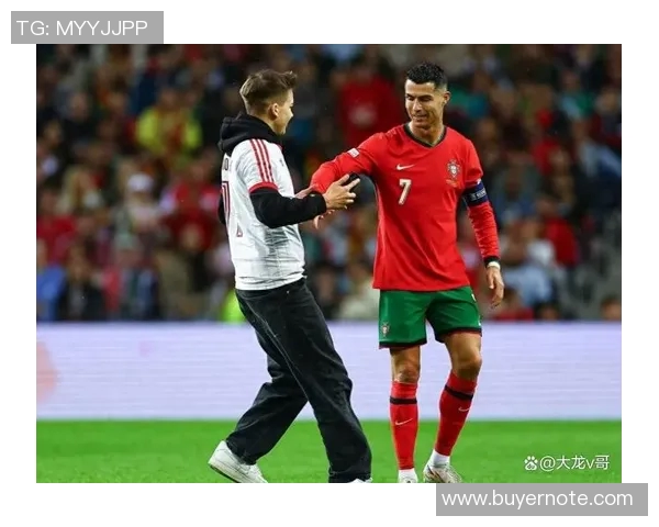 C罗足球明星赛盛大开启球迷齐聚见证传奇对决与精彩瞬间